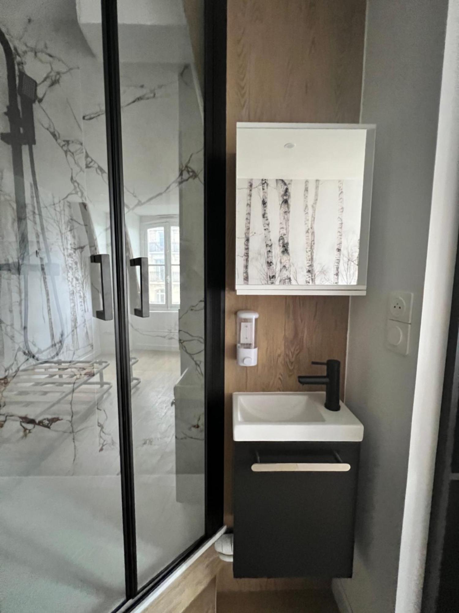 Appartement Batignolles, Montmartre 12m2 , Metro 13 Et 14 *