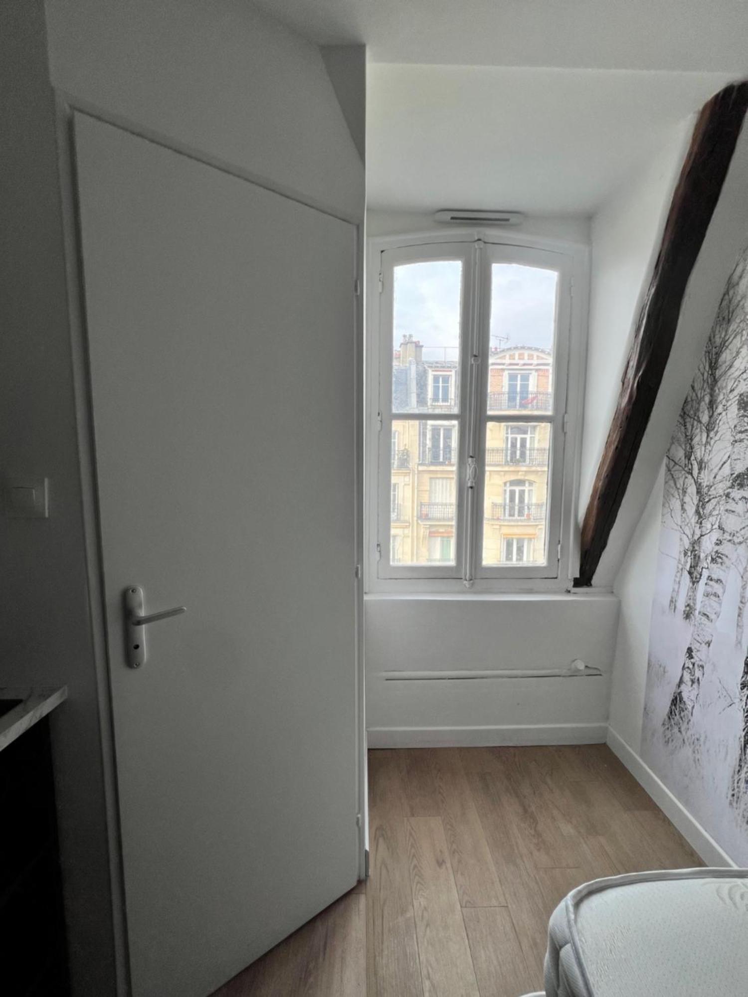 Appartement Batignolles, Montmartre 12m2 , Metro 13 Et 14