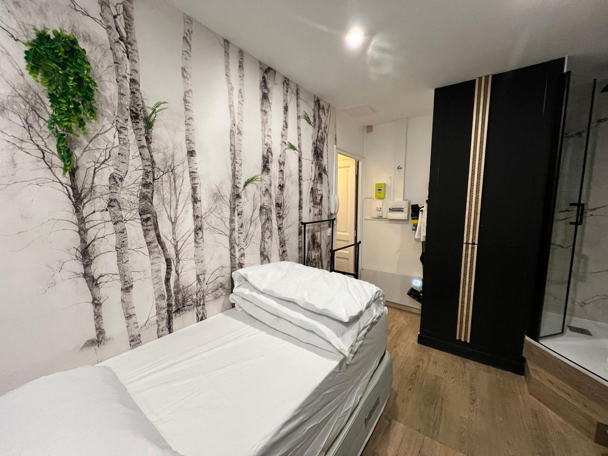 Appartement Batignolles, Montmartre 12m2 , Metro 13 Et 14 Paris